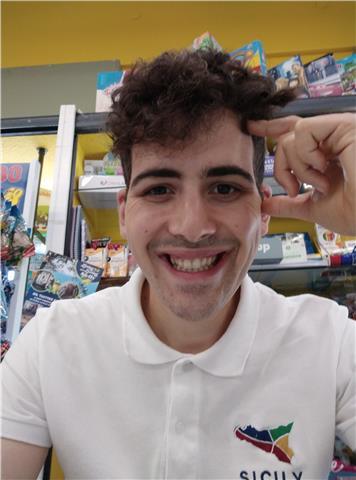 Laureando da lezioni a distanza di matematica fisica e chimica