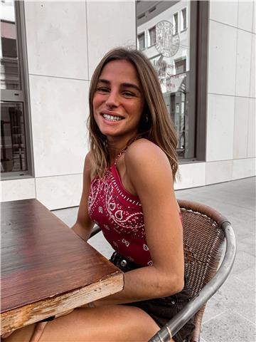 Laureanda in lingue offre lezioni/ripetizioni/aiuto compiti. Specializzata in lingua inglese, tedesca, svedese e con conoscenze di francese e spagnolo. Conoscenza di diploma superiore delle altre discipline