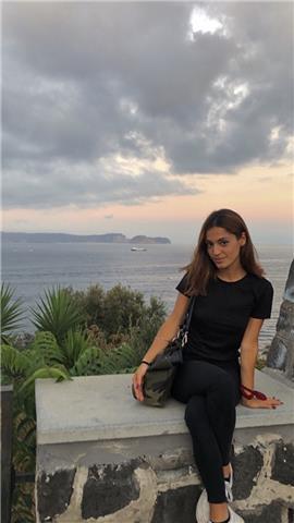 Ragazza diplomata offre lezioni di italiano per ragazzi delle medie