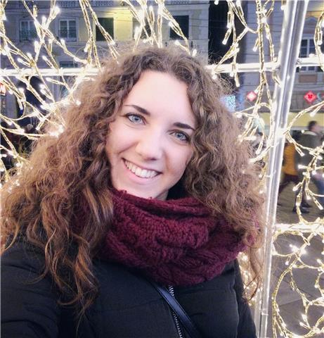 Ragazza neolaureata con già esperienza nelle ripetizioni, impartisce lezioni per tutte le età (superiori: materie scientifiche)