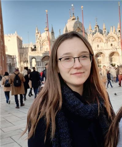 Laureanda in lettere moderne, scienze del testo letterario e della comunicazione offre ripetizioni per studenti che frequentano una scuola secondaria di primo e secondo grado