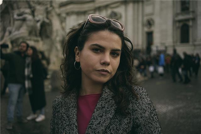 Docente di francese impartisce lezioni private per studenti scuole medie e superiori