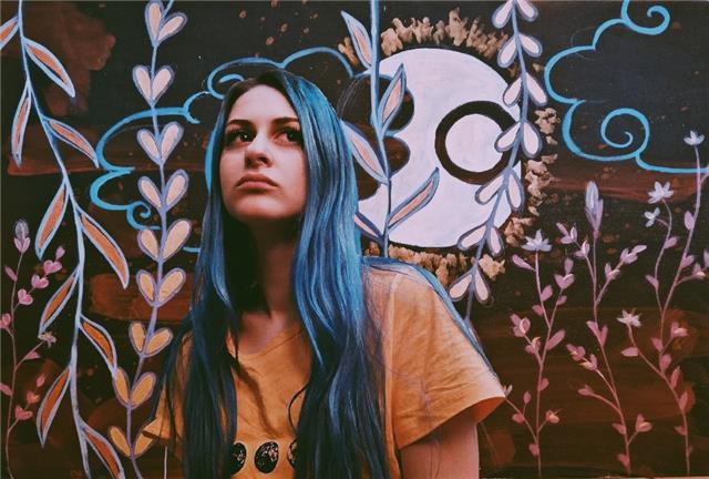 Giovane ragazza di 22 anni, dalla formazione artistica eclettica offre lezioni di disegno