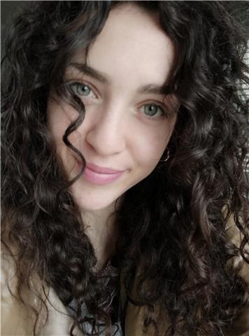 Studentessa laurea magistrale impartisce lezioni per bambini / dopo scuola