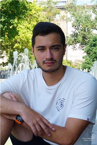 Profesor de educación primaria, actualmente sacándose la habilitación, además de tener un posgrado en educación ambiental