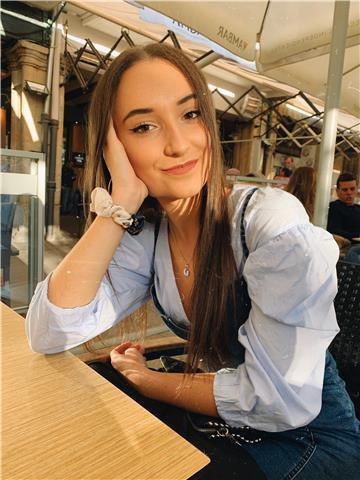 Estoy cursando 2º de ade y derecho, estoy dispuesta a impartir clases de matemáticas hasta 2º de la eso