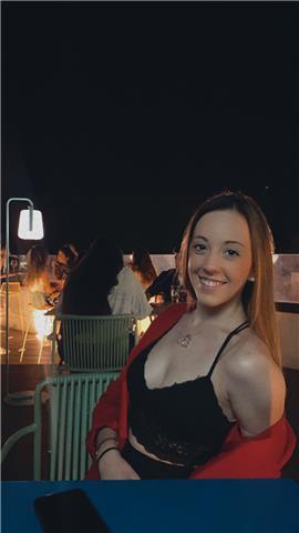 Chica de 19 años con muchas ganas de impartir clase a niños de primaria, actialmente curso la el grado de magisterio de educación primaria en madrid, pero me he mudado a torrelavega por motivos personales