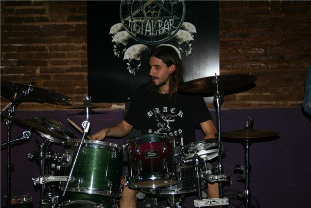 Clases de batería presenciales en un local de ensayo con una batería acústica