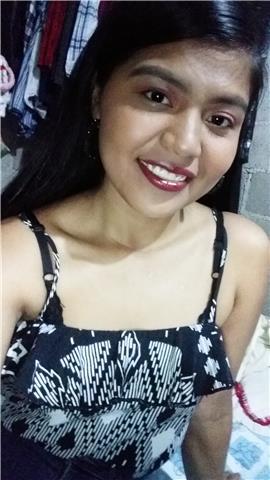 Profesora de gran habilidad enseñando a chi@s de secundaria o preparatoria