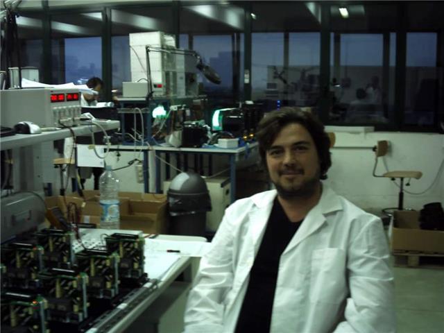 Insegnante di elettronica di laboratorio impartisce lezioni di elettronica di laboratorio con propria strumentazione