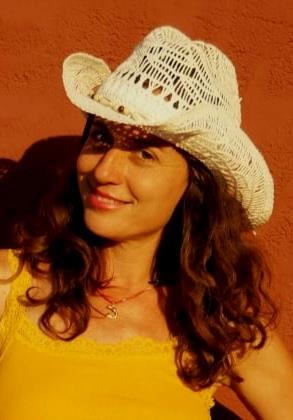 Soy una entusiasta y comprometida profesora de inglés con academia propia desde hace 3 años.también tengo alumnos online con resultados excelentes