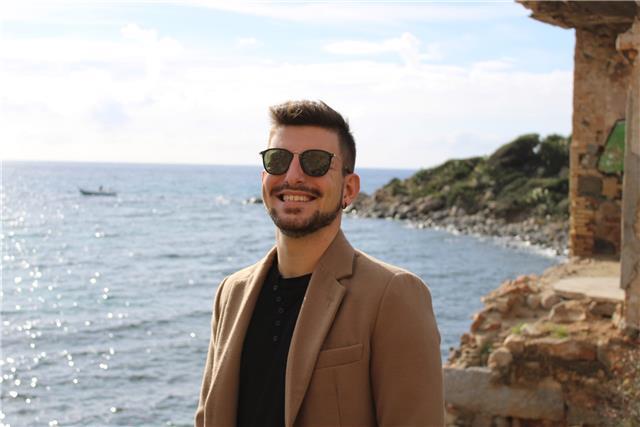 Studente diplomato appassionato viaggiatore e studioso della lingua , non si smette mai di imparare se si impara nel modo giusto!