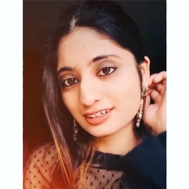 Sono un insegnante che fa ripetizioni private ai bambini stranieri la mia madrelingua sarebbe l'italiano. Ho origini indiane perciò posso insegnare anche l'inglese. Anche matematica se c'è bisogno