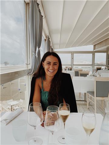 Studentessa universitaria impartisce lezioni private a studenti di scuole elementari medie e superiori