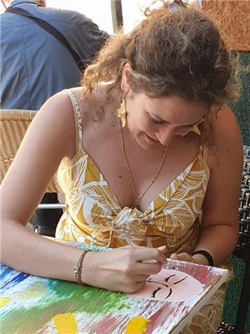 Insegnante dottoressa in ingegneria edile impartisce lezioni di matematica e altre materie da elementari a superiori