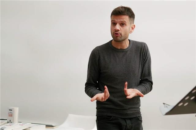 Docente e scrittore impartisce lezioni di scrittura creativa e sceneggiatura cinematografica