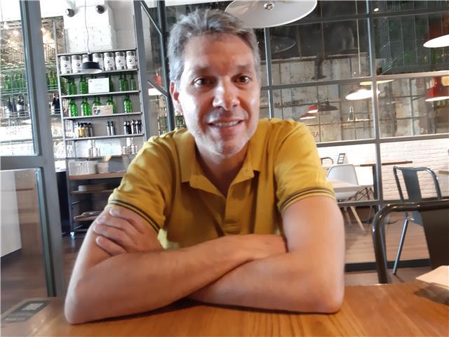 Tengo 45 años y amplia experiencia en docencia. me ofrezco para dar clases de fisica y matemáticas de primaria, eso y bachillerato, personalizado al nivel de cada alumno. creo que el nivel del alumnado no puede bajar porque son el futuro