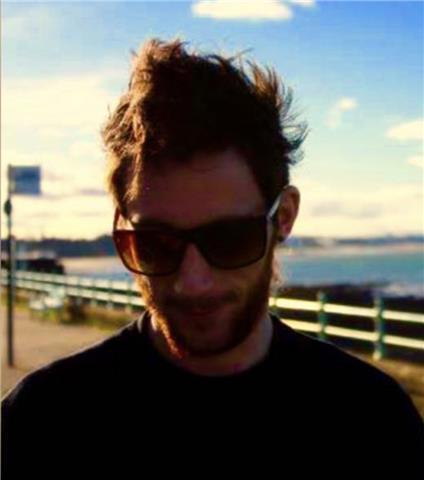 Me especializo en negocios y construcción, junto con deportes extremos con inglés