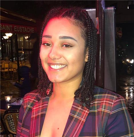 Souriante, dynamique, sympathique et passionnée, je peux également vous aider à réviser le bac, à la remise à niveau et vous conseiller pour le post- bac !