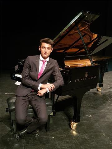 Pianista y director de orquesta con años de experiencia imparte clases de piano, solfeo y lenguaje musical