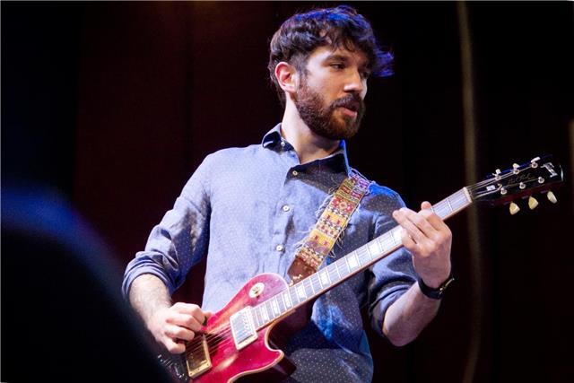 Insegnante di chitarra laureato in popular music propone lezioni private adatte a tutti