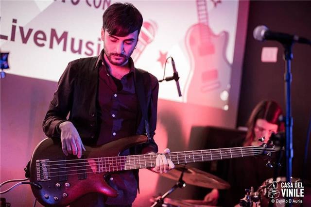 Insegnante di Basso elettrico laureato in Popular Music