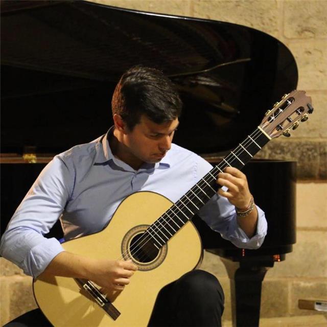 Laureato in chitarra classica offre lezione individuali e di gruppo di strumento e di teoria e solfeggio