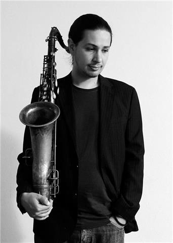 Sassofonista professionista laureato in biennio jazz offre lezioni di sax, improvvisazione, teoria, armonia e arrangiamento a Bolo