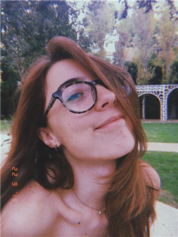 Sono una ragazza di 19 anni appena diplomata in lingue, metto molta grinta in quello che faccio. Posso dare ripetizioni di inglese,francese e spagnolo