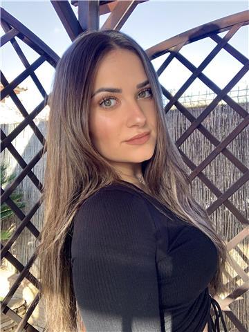 Graduada en tourism management y actual estudiante de máster de marketing y ventas. cuento con el título first certificate por la universidad de cambridge