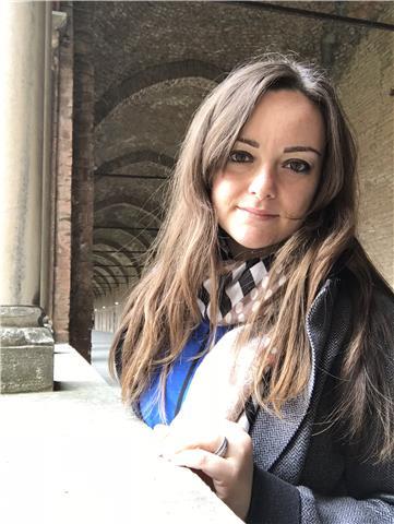 Professoressa di scuole superiori impartisce lezioni singole o di gruppo (chimica, biologia, matematica)