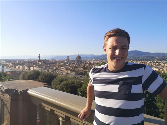 Laureato magistrale in matematica, dottorando in matematica, offre ripetizioni di materie scientifiche (matematica, fisica, informatica) per studenti di scuole medie, superiori e per universitari