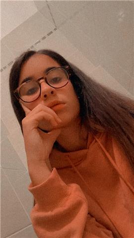 Studentessa delle superiori su offre per ripetizioni di tedesco