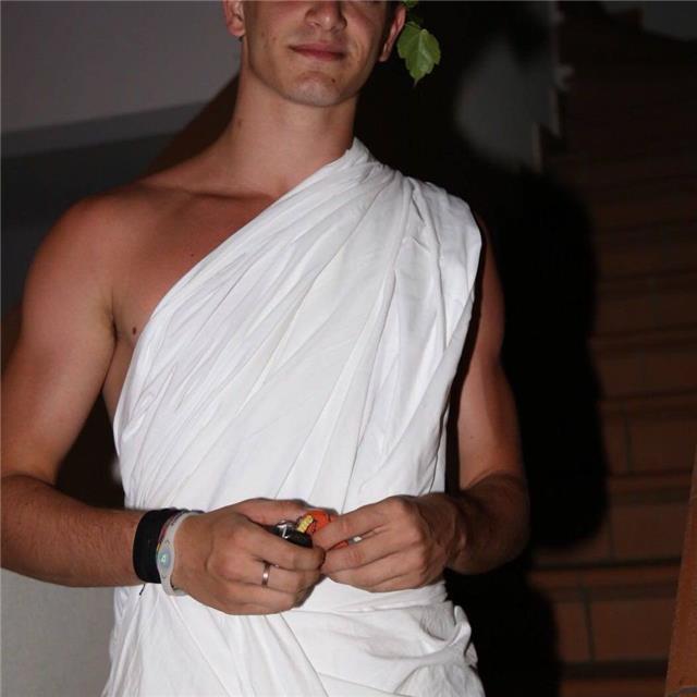 Studente di medicina al terzo anno con diploma di liceo scientifico da ripetizioni di materie scientifiche