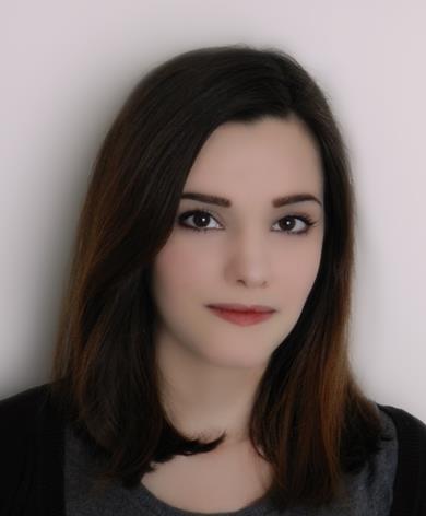 Graphic designer professionista impartisce lezioni sui vari programmi di grafica