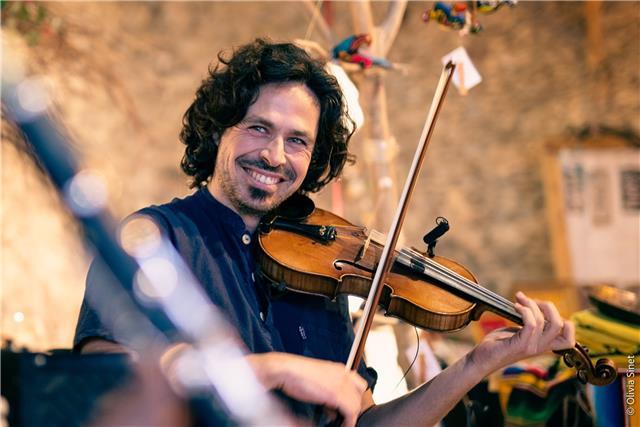 Professeur de Violon spécialisé en musique Traditionnelle Irlandaise, Écossaise et du Massif Central. Apprentissage de la dynamique rythmique, du groove, du phrasé propre à ce répertoire. Technique d'archet et de doigté