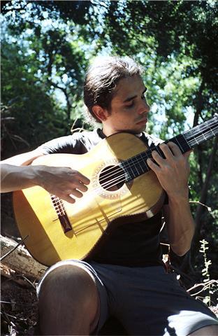 Profesor de guitarra nacido en Barcelona con vocación pedagógica y ganas de dar clases a personas de todas las edades y niveles