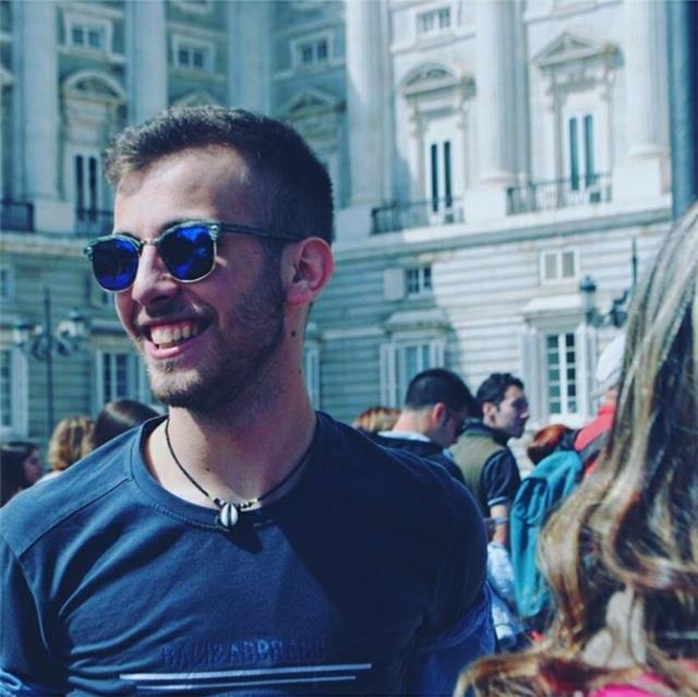 Studente diplomato al liceo Musicale di Catania in canto moderno e canto lirico e attualmente studente del secondo anno di Conservatorio impartisce lezioni di canto e pianoforte accompagnatore