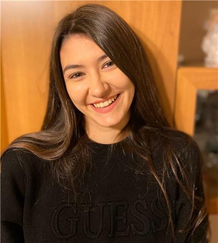 ragazza diplomata in canto e pianoforte offre lezioni di canto online e/o in presenza