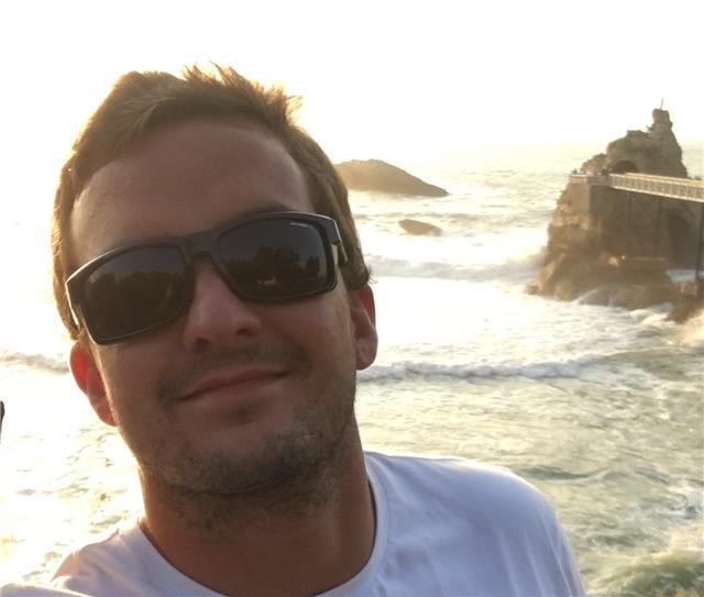 Soy fernando de la fuente, actualmente viviendo en caravia, asturias. soy bilingue en ingles. he enseñado a bastantes niños inglés, tambien he enseñado tenis y diferentes deportes. estoy disponible de 9am-20pm