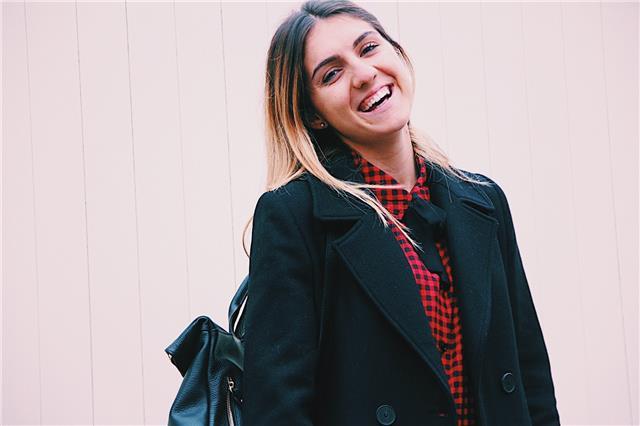 Studentessa universitaria con conoscimento ottimo della lingua inglese