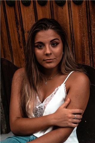 Me encantaría enseñar a otras personas mis conocimientos en inglés y ayudarles a progresar en el idioma, y así poder pagarme la universidad