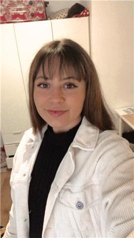 Estudiante de ciencias políticas y de la administración con ganas de dar clase a estudiantes de primaria, ESO y bachillerato en materia de historia, filosofía y economía