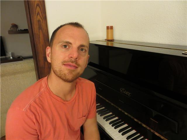 Aprén piano en anglès amb professor nadiu altament qualificat
