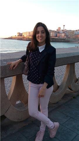 Maestra de infantil, especialista en lengua imparte clases a niños y niñas de educación primaria