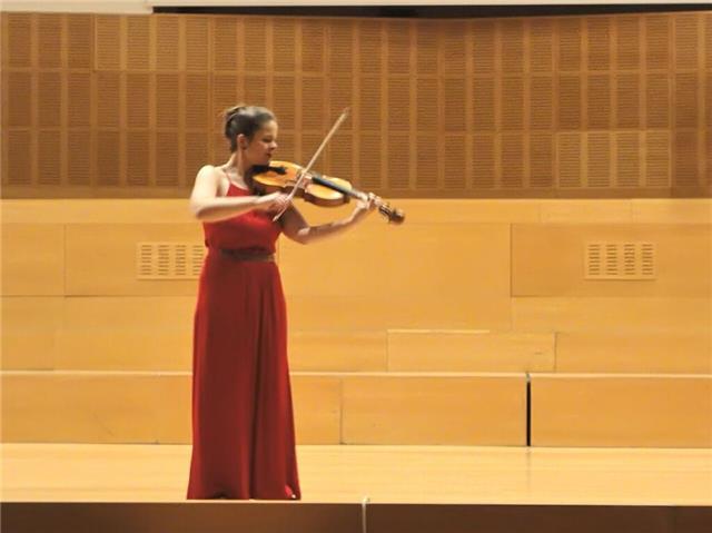 Profesora de viola y violín, música y lenguaje musical