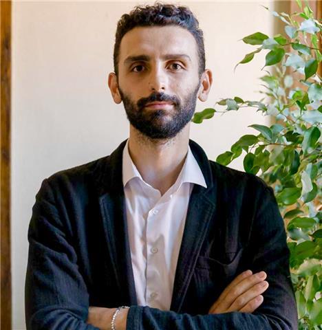 Laureato in Giurisprudenza con lode , insegnante di diritto con esperienza almeno quinquennale . 
Consulente legale dell’Associazione dei Consumatori di Modena , città dove vivo e dove vorrei continuare ad insegnare