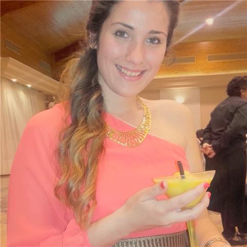 Profesora a distancia que ofrece clases de refuerzo en biología