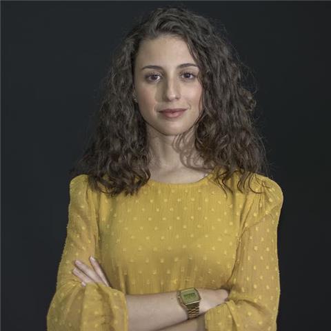 Profesora titulada en Periodismo con Máster en Relaciones Internacionales