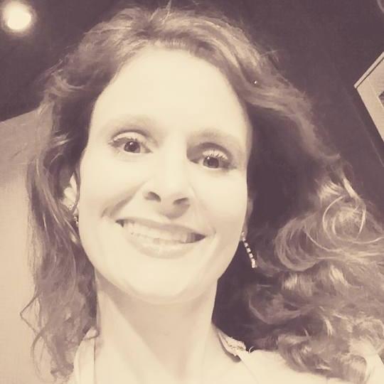 Profesora con años de experiencia niños, adolescentes y adultos